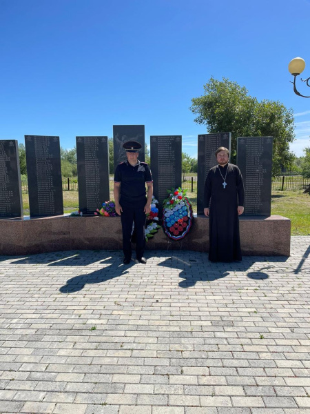 В День памяти и скорби благочинный Петропавловского округа и сотрудники МВД возложили цветы к воинскому мемориалу 
