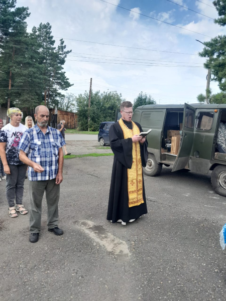 Настоятель храма Казанской иконы Божией Матери села Советское освятил транспортное средство для СВО и совершил молебен о воинах 