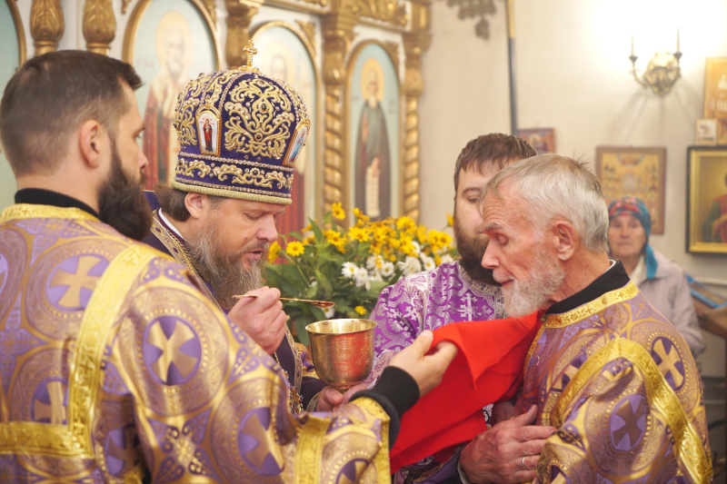 В праздник Крестовоздвижения епископ Серафим совершил Божественную литургию в храме святителя Николая Чудотворца села Солонешное 