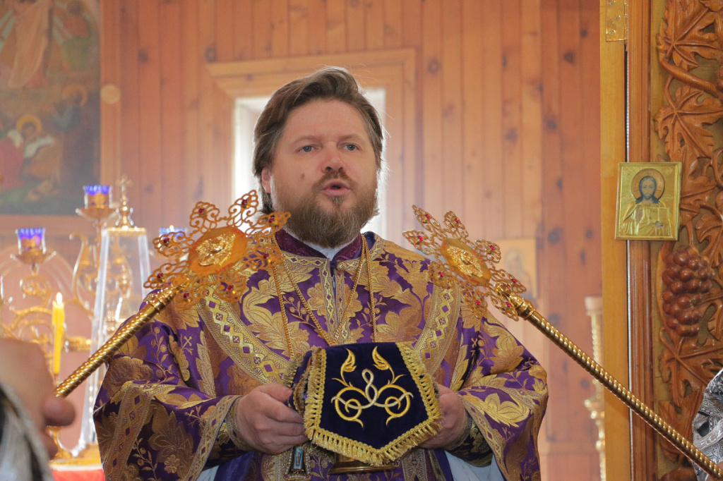 Епископ серафим совершил Божественную литургию в Покровском храме с. Быстрый Исток