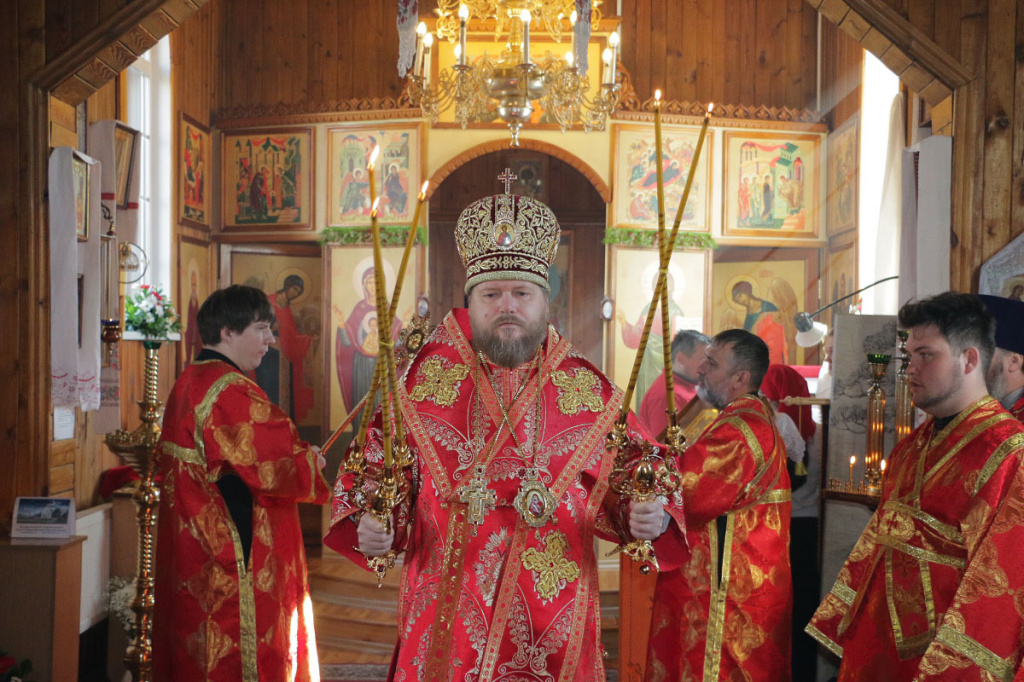 Епископ Серафим совершил Божественную литургию в Светлый вторник 