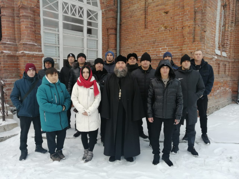 Помощник благочинного города Бийска по тюремному служению организовал для осужденных к исправительным работам посещение храма и музея 