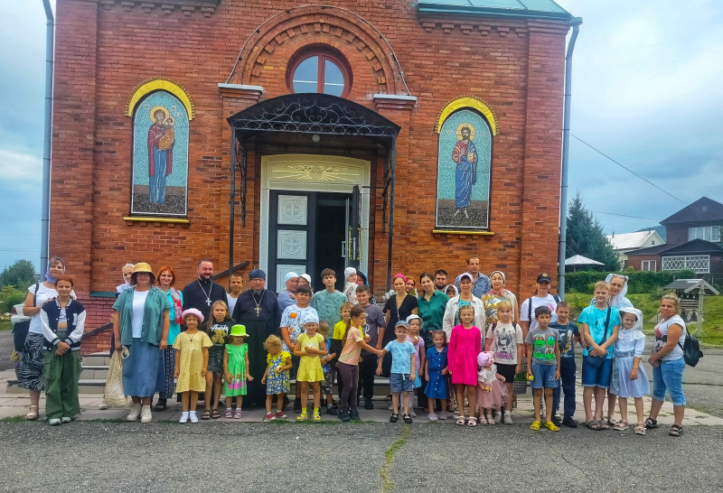 Воспитанники детской воскресной школы Казанского храма города Бийска с родителями совершили паломническую поездку в Белокуриху 