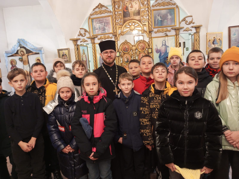 В храме Святой Троицы села Красногорское священник провел урок с учениками школы