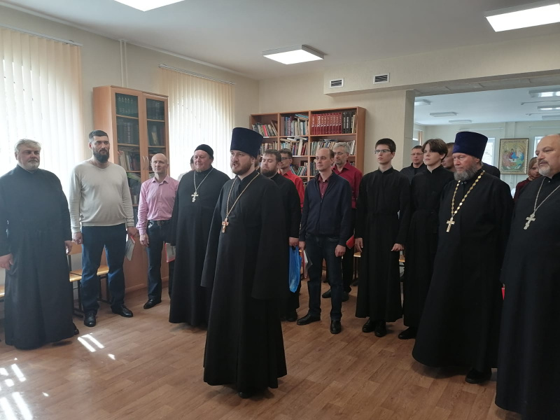 Духовенство, иподиаконы и мужской хор Успенского кафедрального собора поздравили владыку Серафима со Светлым Праздником Пасхи 
