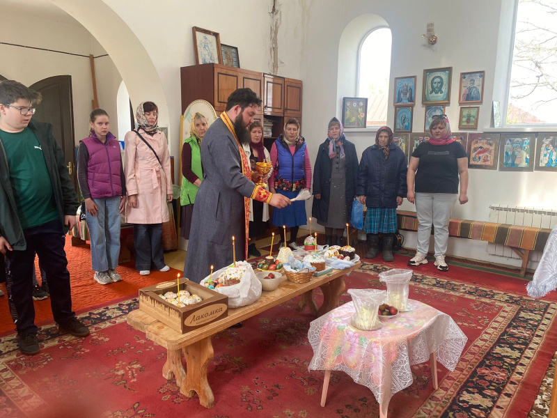 В праздник Пасхи священник посетил храмы Зонального района    