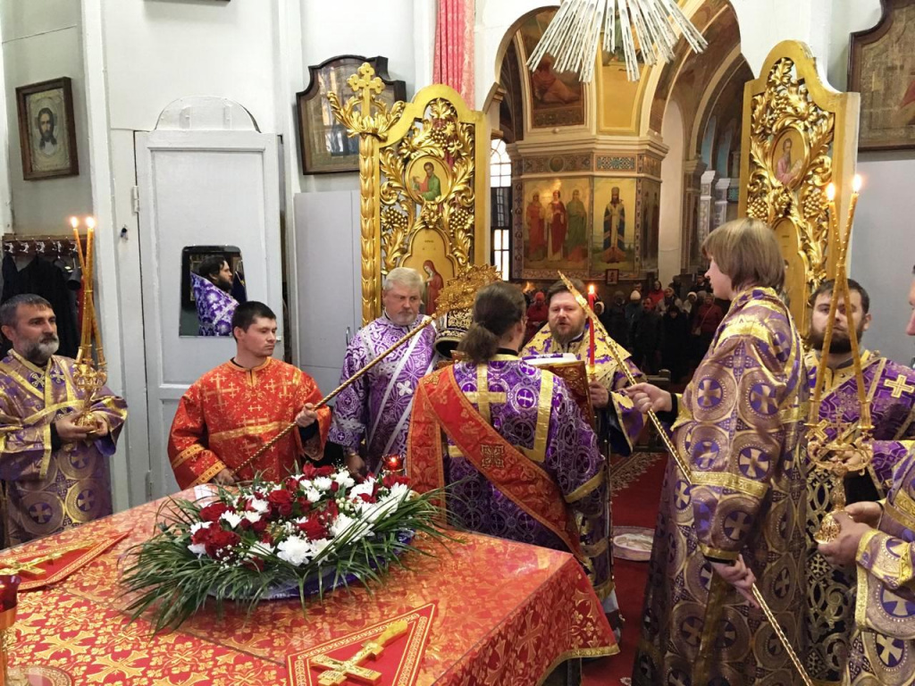 Накануне праздника Крестовоздвижения епископ Серафим совершил всенощное бдение в Успенском кафедральном соборе