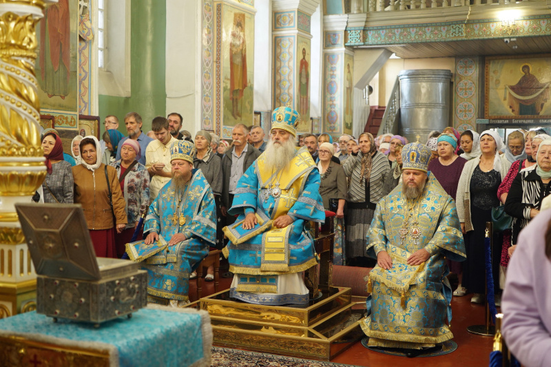 В праздник Успения Пресвятой Богородицы собор архипастырей в сослужении духовенства Алтайской митрополии совершил Божественную литургию в Успенском кафедральном соборе