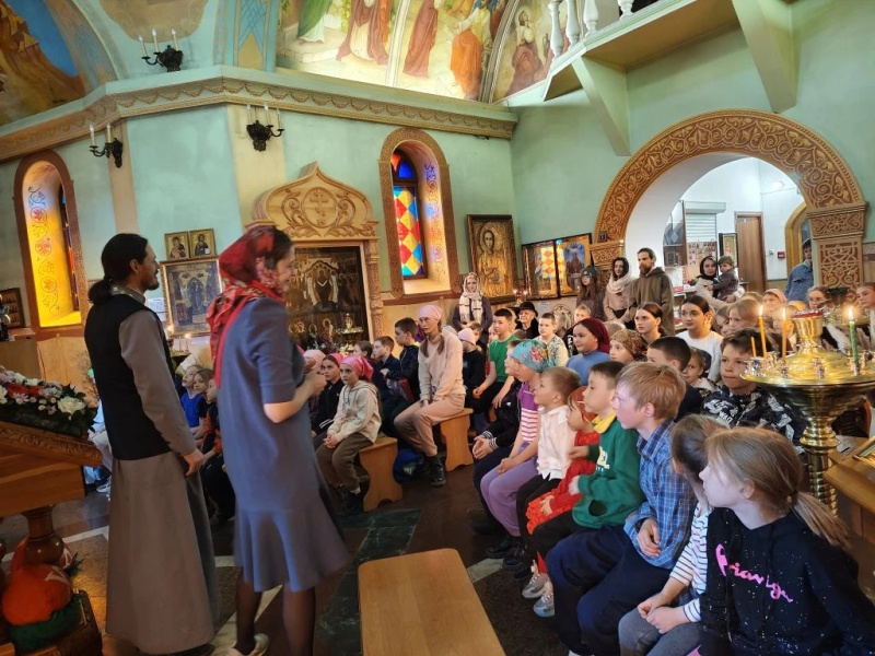 В храме великомученицы Екатерины села Сростки прошел детский пасхальный праздник