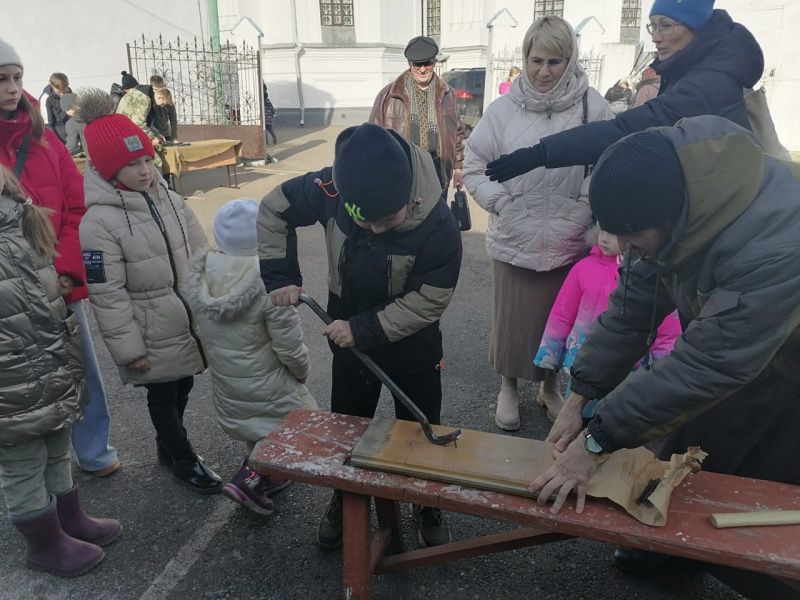 В Бийске состоялась ярмарка мастер-классов под названием «Что умеет делать папа», организованная отделом религиозного образования и катехизации Бийской епархии