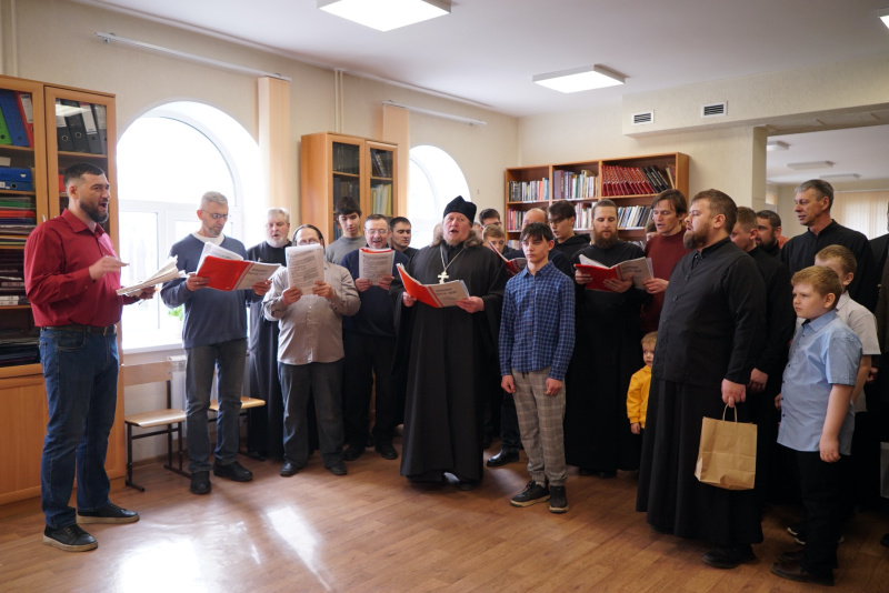 Духовенство, иподиаконы и певчие Успенского кафедрального собора поздравили владыку Серафима со Светлым Праздником Пасхи 