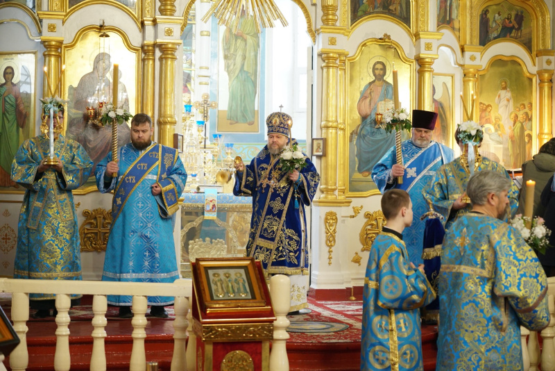 Накануне Великого Вторника, праздника Благовещения Пресвятой Богородицы, епископ Серафим совершил всенощное бдение в Успенском кафедральном соборе 