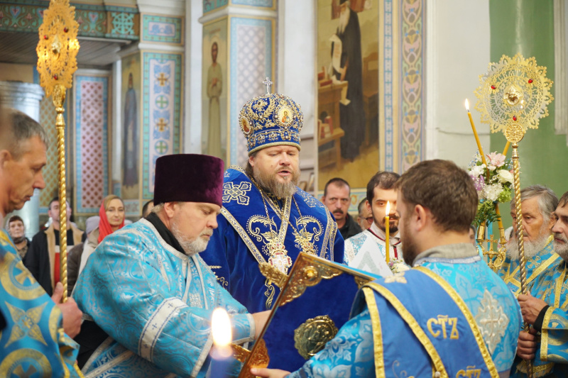 Накануне праздника Рождества Пресвятой Богородицы епископ Серафим совершил всенощное бдение в Успенском кафедральном соборе 