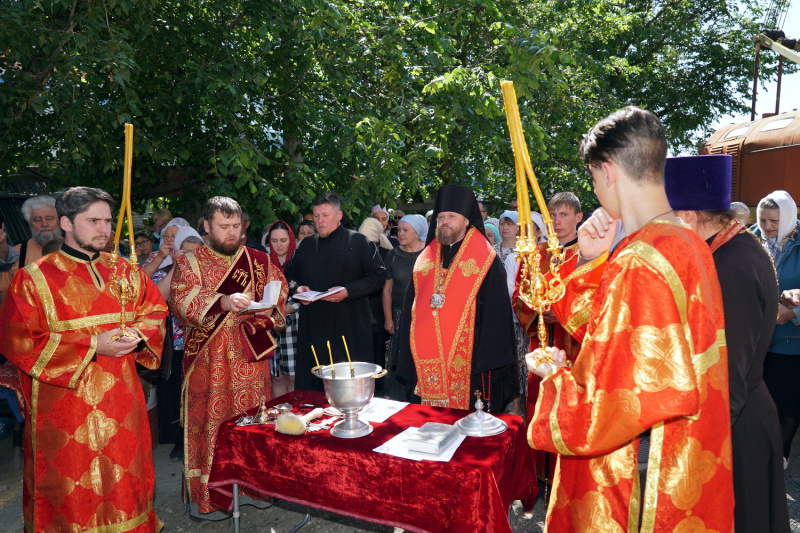 Епископ Серафим совершил освящение первого купола и креста строящегося храма Святителя Николая Чудотворца города Бийска