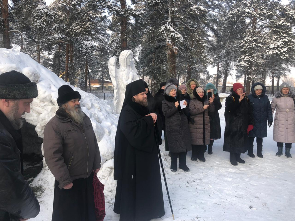 Открытие рождественского вертепа у храма Покрова Пресвятой Богородицы Свято-Макарьевской монашеской общины