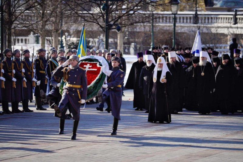В День защитника Отечества Святейший Патриарх Кирилл возложил венок к могиле Неизвестного солдата у Кремлевской стены