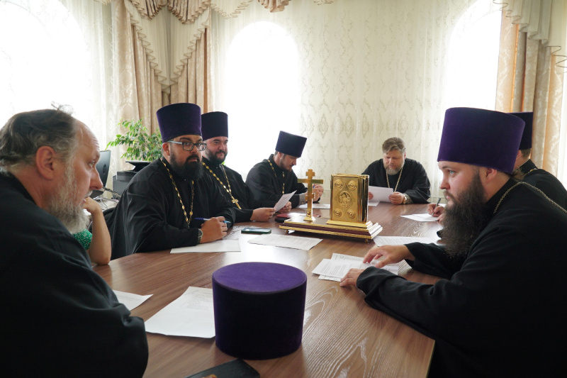 В Бийском епархиальном управлении прошло совещание по подготовке к VII Покровским образовательным чтениям 