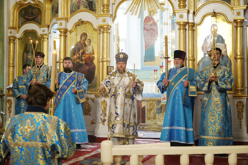 Накануне праздника Рождества Пресвятой Богородицы епископ Серафим совершил всенощное бдение в Успенском кафедральном соборе