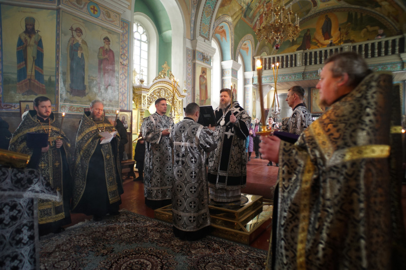 Епископ Серафим совершил чин Пассии в Успенском кафедральном соборе 