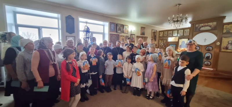 В праздник Рождества Христова воспитанники воскресной школы храма Покрова Пресвятой Богородицы села Алтайское поздравили прихожан праздничным концертом 