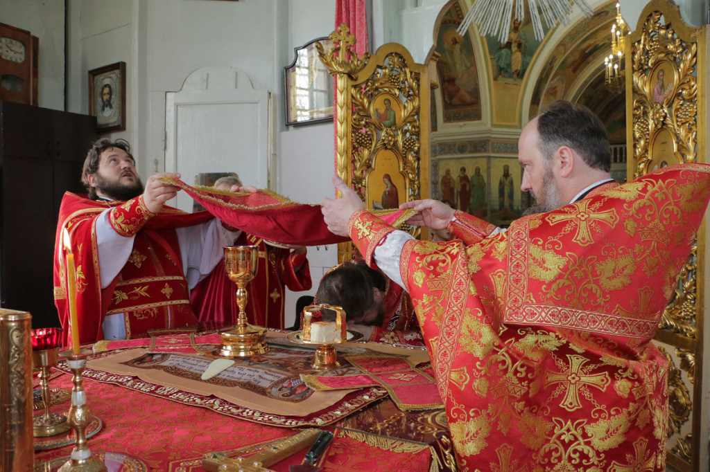 Епископ Бийский и Белокурихинский Серафим совершил Божественную литургию в Неделю о самаряныне