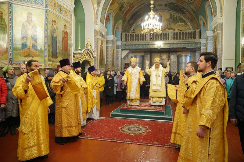 В Неделю 17-ю по Пятидесятнице епископ Серафим и епископ Иосиф совершили Божественную литургию в Успенском кафедральном соборе 