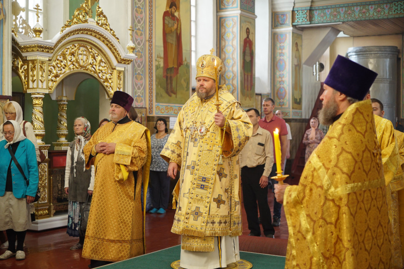 Накануне Недели 12-й по Пятидесятнице епископ Серафим совершил всенощное бдение в Успенском кафедральном соборе