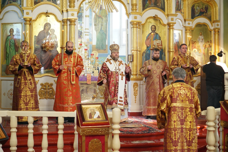 Накануне дня памяти мучениц Веры, Надежды, Любови и матери их Софии епископ Серафим совершил вечернее богослужение в Успенском кафедральном соборе