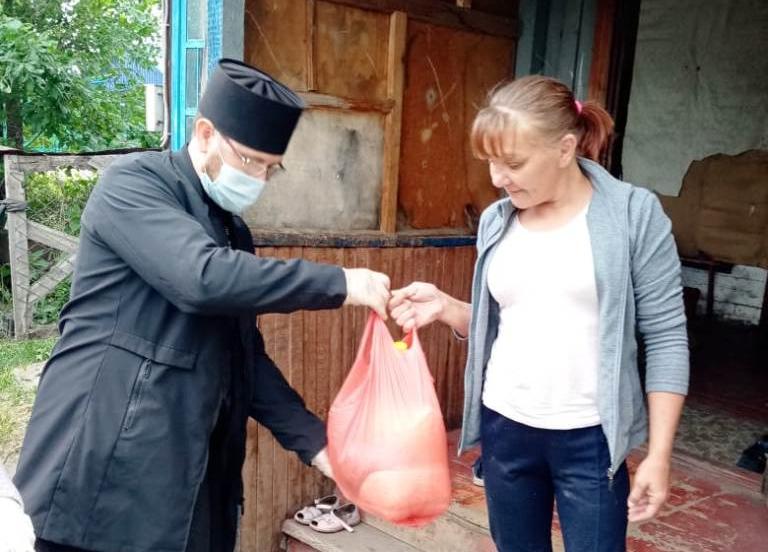В Красногорском благочинии Бийской епархии оказали материальную помощь малоимущим и многодетным семьям 