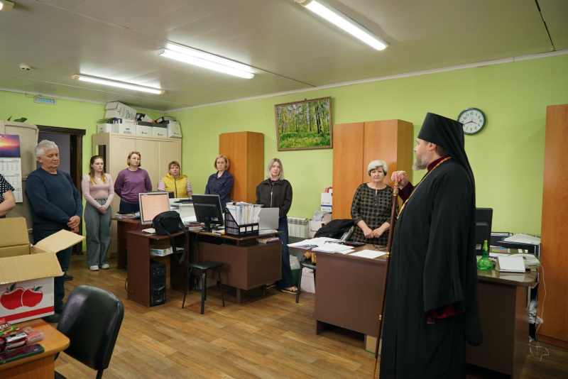 В среду Светлой седмицы епископ Серафим посетил компанию «Курай Агро Плюс» и поздравил коллектив предприятия с праздником Пасхи