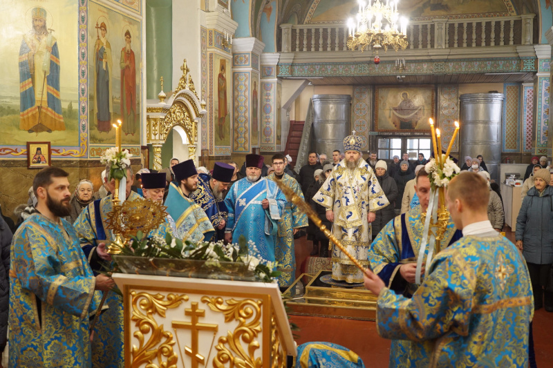 В праздник Введения во храм Пресвятой Богородицы епископ Серафим совершил Божественную литургию в Успенском кафедральном соборе 