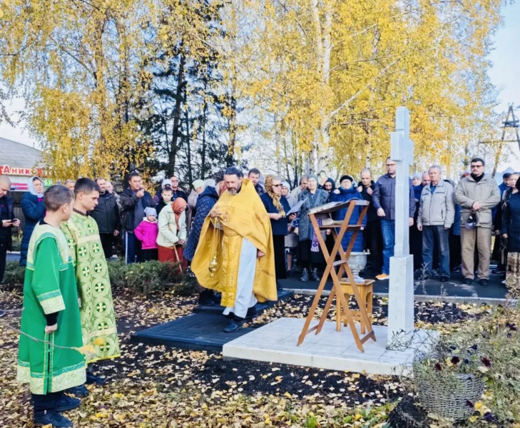 На территории храма Святой Троицы села Малоугренево освящен поклонный крест