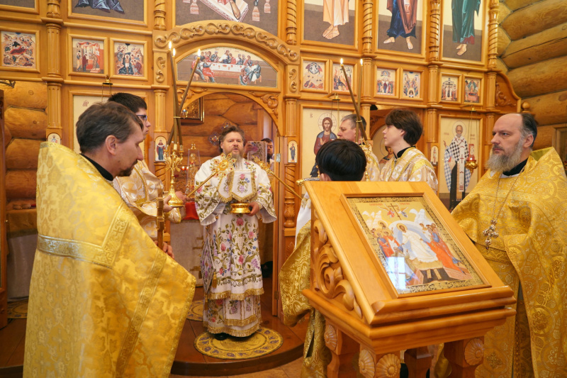 В Неделю 26-ю по Пятидесятнице епископ Серафим совершил Божественную литургию в храме святителя Николая Чудотворца поселка Басаргино