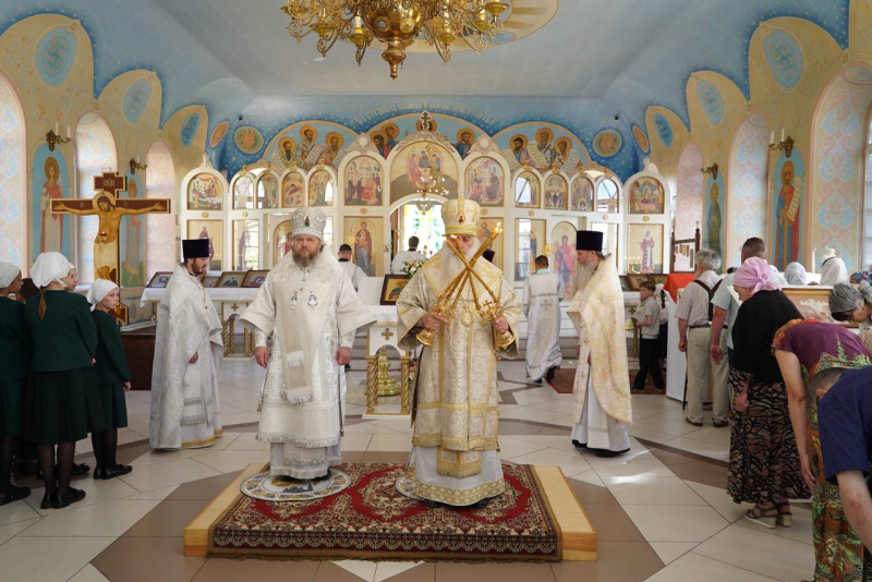 В Троицкую родительскую субботу митрополит Сергий и епископ Серафим совершили Божественную литургию в храме Православной школы