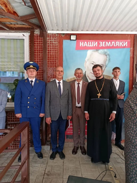 В День знаний священник Пантелеимоновского собора города Белокурихи принял участие в праздничных линейках в городских школах 