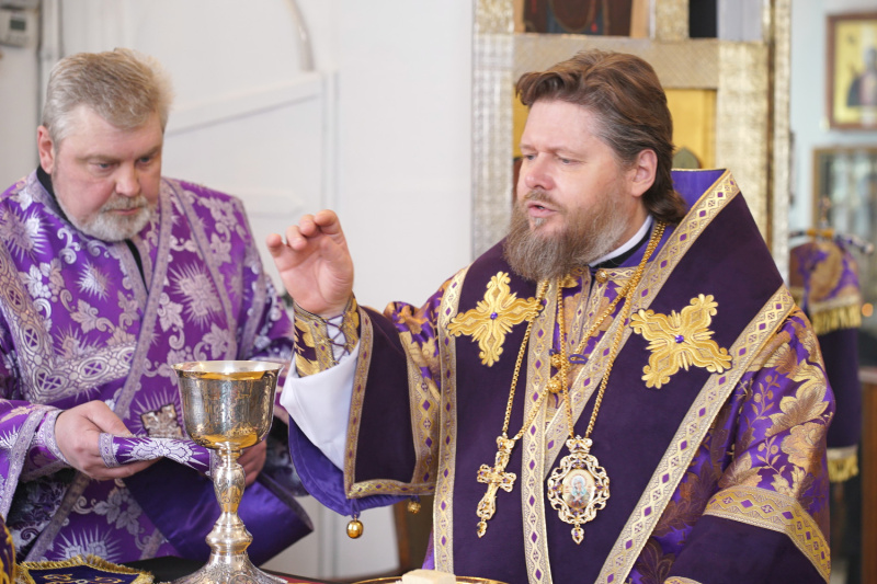 В субботу первой седмицы Великого поста епископ Серафим совершил Божественную литургию в храме великомученика Пантелеимона города Белокуриха