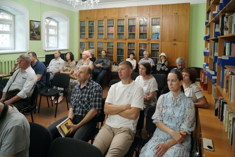 В Музее истории Алтайской духовной миссии состоялся круглый стол: «История создания мемориального комплекса “Некрополь Казанской архиерейской церкви”»