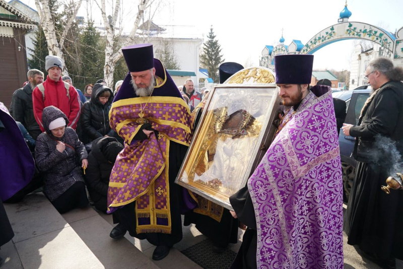 В Успенском кафедральном соборе торжественно встретили чудотворную икону Божией Матери «Умиление» из Псково-Печерского монастыря 