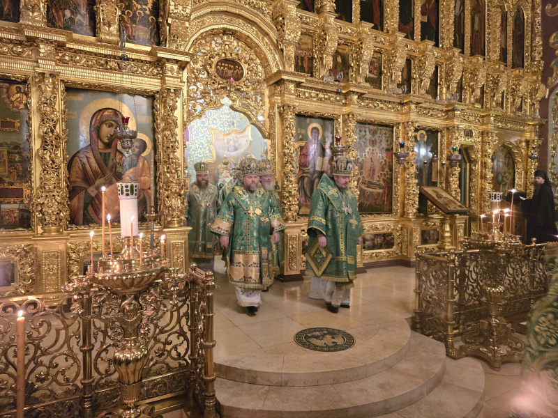 В канун дня памяти преподобного Сергия Радонежского епископ Серафим принял участие в соборном богослужении в Троице-Сергиевой лавре